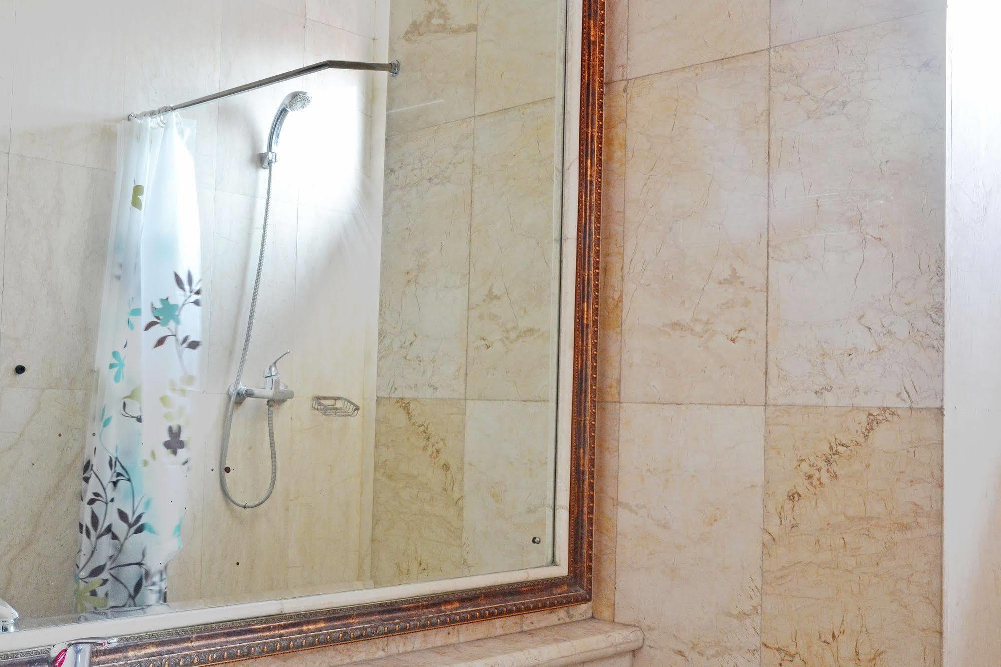 Zen Rooms Sultan Iskandar Muda Surabaya Exterior photo